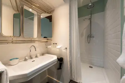 Salle de bains dans l'établissement 1er Etage Marais