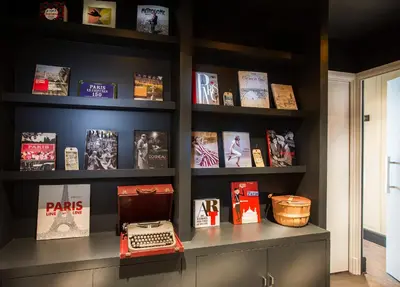 Bibliothèque dans l'hôtel