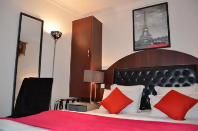 Un ou plusieurs lits dans un hébergement de l'établissement Hotel Regina Montmartre