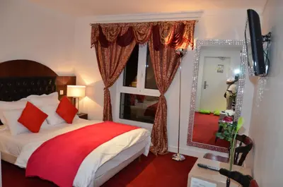 Un ou plusieurs lits dans un hébergement de l'établissement Hotel Regina Montmartre