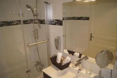 Salle de bains dans l'établissement Hotel Regina Montmartre