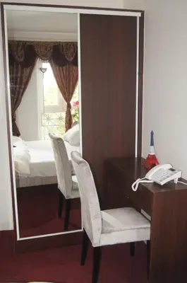 Un ou plusieurs lits dans un hébergement de l'établissement Hotel Regina Montmartre