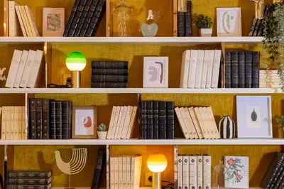 Bibliothèque dans l'hôtel