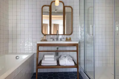 Salle de bains dans l'établissement Hotel Louvre Montana