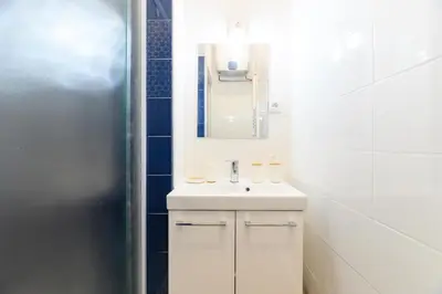 Salle de bains dans l'établissement Daumier - New 2 Bdrs Flat near la Seine