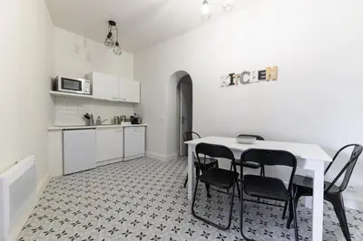Cuisine ou kitchenette dans l'établissement Daumier - New 2 Bdrs Flat near la Seine