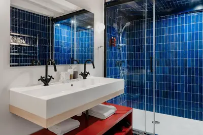 Salle de bains dans l'établissement Edgar Suites Marais - Nazareth