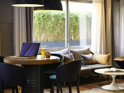 Coin salon dans l'établissement Hôtel Relais de Lyon By Malone