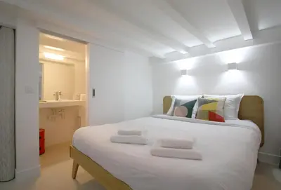 Un ou plusieurs lits dans un hébergement de l'établissement Apartments Paris Centre - At Home Hotel
