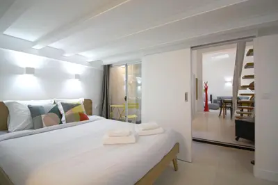 Un ou plusieurs lits dans un hébergement de l'établissement Apartments Paris Centre - At Home Hotel