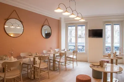 Télévision ou salle de divertissement dans l'établissement Hôtel Avama Prony