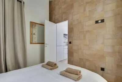 Un ou plusieurs lits dans un hébergement de l'établissement 141 Suite Klein - Superbe Appartement à Paris.
