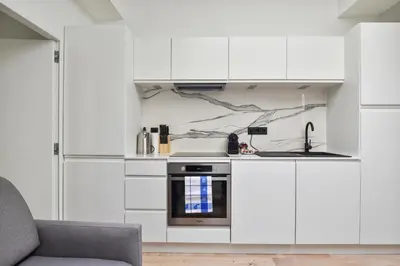 Cuisine ou kitchenette dans l'établissement 141 Suite Klein - Superbe Appartement à Paris.