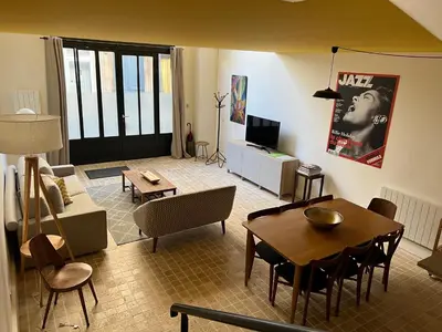 Télévision ou salle de divertissement dans l'établissement Hôtel Villa Blomet