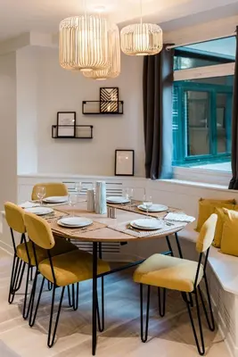 Coin salon dans l'établissement SUITE APOLLINAIRE : au cœur de la Rive Gauche, neuf, design, 2/4 personnes