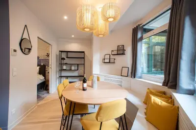 Coin salon dans l'établissement SUITE APOLLINAIRE : au cœur de la Rive Gauche, neuf, design, 2/4 personnes