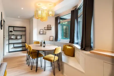 Coin salon dans l'établissement SUITE APOLLINAIRE : au cœur de la Rive Gauche, neuf, design, 2/4 personnes
