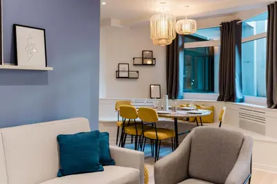 Coin salon dans l'établissement SUITE APOLLINAIRE : au cœur de la Rive Gauche, neuf, design, 2/4 personnes