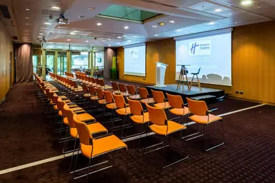 Espace de conférence ou salle de réunion dans l'établissement Holiday Inn Express Paris-Canal De La Villette by IHG