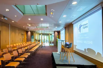 Espace de conférence ou salle de réunion dans l'établissement Holiday Inn Express Paris-Canal De La Villette by IHG