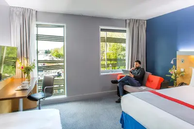 Coin salon dans l'établissement Holiday Inn Express Paris-Canal De La Villette by IHG