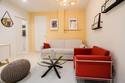 Coin salon dans l'établissement SUITE ELUARD au cœur de la Rive Gauche, neuf, design, 2-4 personnes