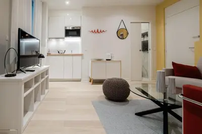 Télévision ou salle de divertissement dans l'établissement SUITE ELUARD au cœur de la Rive Gauche, neuf, design, 2-4 personnes