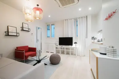 Télévision ou salle de divertissement dans l'établissement SUITE ELUARD au cœur de la Rive Gauche, neuf, design, 2-4 personnes