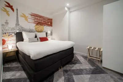 Un ou plusieurs lits dans un hébergement de l'établissement SUITE ELUARD au cœur de la Rive Gauche, neuf, design, 2-4 personnes