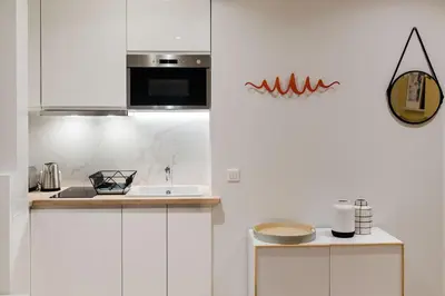 Cuisine ou kitchenette dans l'établissement SUITE ELUARD au cœur de la Rive Gauche, neuf, design, 2-4 personnes