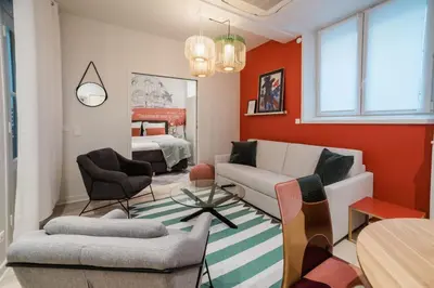 Coin salon dans l'établissement SUITE SARTRE : au cœur de la Rive Gauche, neuf, design, 2/4 personnes
