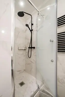 Salle de bains dans l'établissement SUITE SARTRE : au cœur de la Rive Gauche, neuf, design, 2/4 personnes