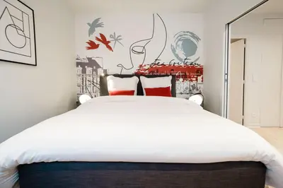 Un ou plusieurs lits dans un hébergement de l'établissement SUITE COCTEAU : au cœur de la Rive Gauche, neuf, design, 2/4/6 personnes