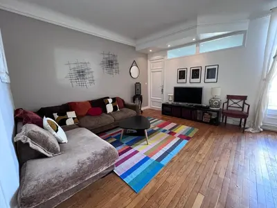 Télévision ou salle de divertissement dans l'établissement GuestReady - Amazing 2BR Flat near Passy Village