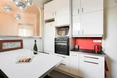 Cuisine ou kitchenette dans l'établissement GuestReady - Amazing 2BR Flat near Passy Village