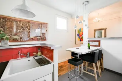 Cuisine ou kitchenette dans l'établissement GuestReady - Amazing 2BR Flat near Passy Village