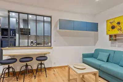 Cuisine ou kitchenette dans l'établissement GuestReady-Charming Studio 15 mins to Grand Palais