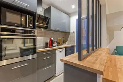 Cuisine ou kitchenette dans l'établissement GuestReady-Charming Studio 15 mins to Grand Palais