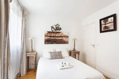 Un ou plusieurs lits dans un hébergement de l'établissement GuestReady - Spacious apartment in the heart of the Marais