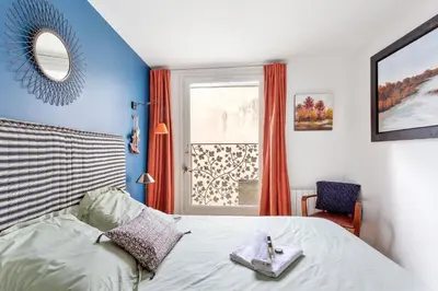 Un ou plusieurs lits dans un hébergement de l'établissement GuestReady - Spacious apartment in the heart of the Marais