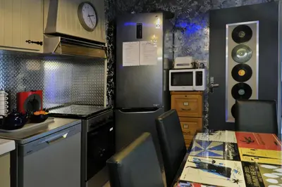 Cuisine ou kitchenette dans l'établissement JAZZAPPART appartement classé 3 étoiles