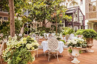 Jardin de l'établissement Renaissance Paris Nobel Tour Eiffel Hotel