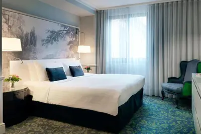 Un ou plusieurs lits dans un hébergement de l'établissement Renaissance Paris Nobel Tour Eiffel Hotel