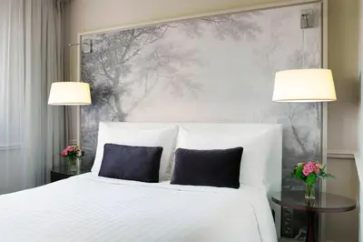 Un ou plusieurs lits dans un hébergement de l'établissement Renaissance Paris Nobel Tour Eiffel Hotel