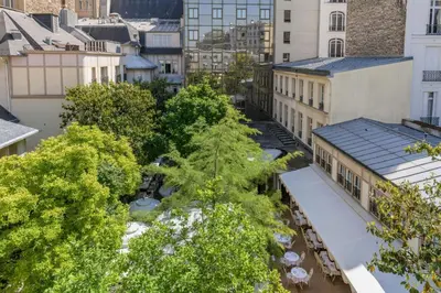 Jardin de l'établissement Renaissance Paris Nobel Tour Eiffel Hotel