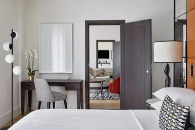 Un ou plusieurs lits dans un hébergement de l'établissement Paris Marriott Champs Elysees Hotel