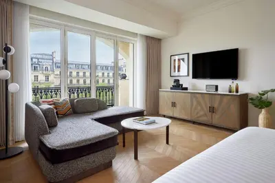 Télévision ou salle de divertissement dans l'établissement Paris Marriott Champs Elysees Hotel