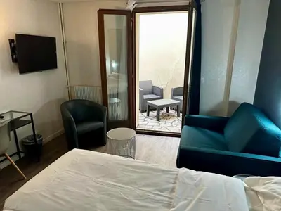 Télévision ou salle de divertissement dans l'établissement Hôtel du Maine