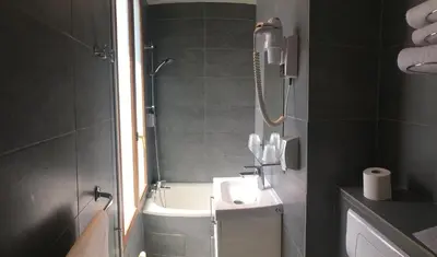 Salle de bains dans l'établissement Hôtel du Maine