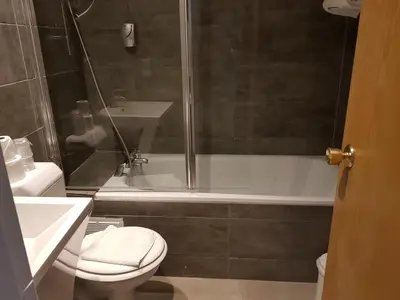 Salle de bains dans l'établissement Hôtel du Maine